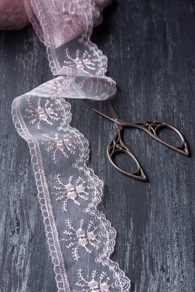 Antique scissor and lace — Stock Photo, Image