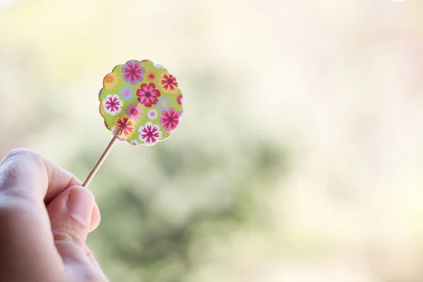 Mano celebración flor de papel — Foto de Stock