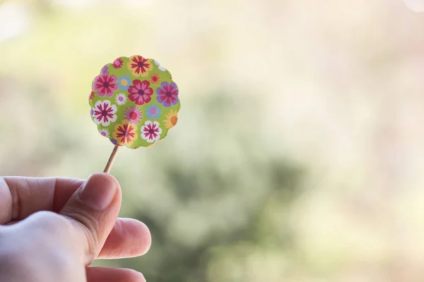 紙の花を持っている手 — ストック写真