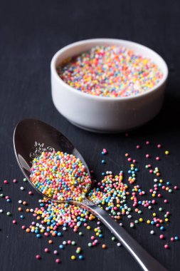 Şeker çikolata siyah bir zemin üzerine