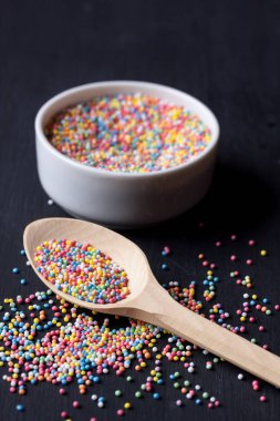 Şeker çikolata siyah bir zemin üzerine