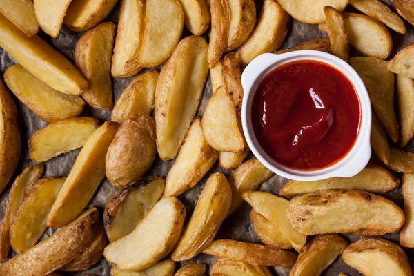 Baked finger potatoes with ketchup — Stock Photo, Image
