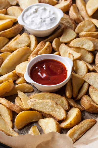 Gebackene Fingerkartoffeln mit Ketchup und Joghurt — Stockfoto