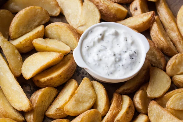 Baked finger potatoes with yogurt — Stock Photo, Image