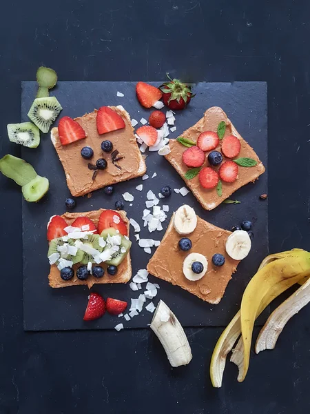 Sándwiches de mantequilla de maní sobre un fondo negro —  Fotos de Stock