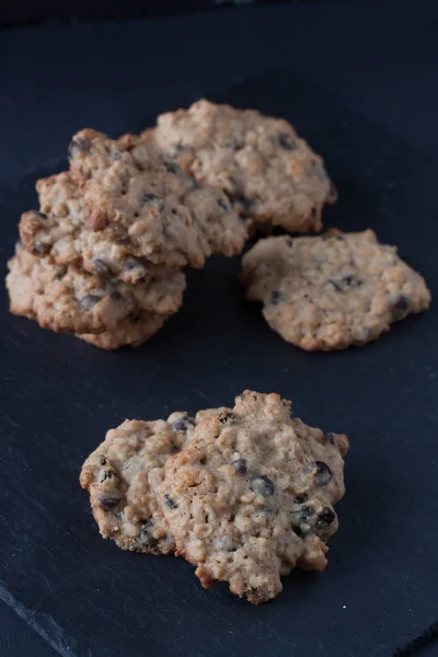 Biscotti di farina d'avena su sfondo nero — Foto Stock