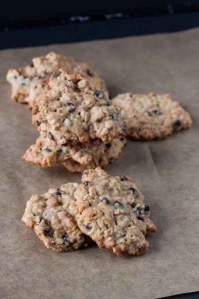 Havermout koekjes op een Perkamentpapier — Stockfoto