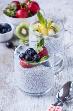 Chia tohum puding taze meyve ile