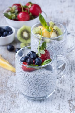 Chia tohum puding taze meyve ile