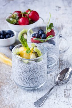 Chia tohum puding taze meyve ile
