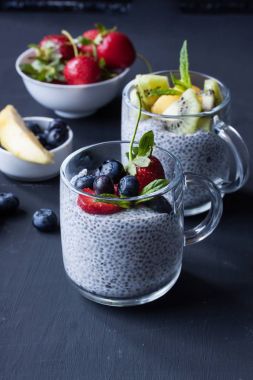 Chia tohum puding taze meyve ile