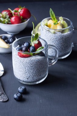 Chia tohum puding taze meyve ile