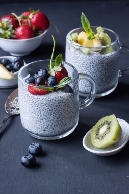 Chia tohum puding taze meyve ile