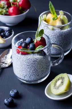 Chia tohum puding taze meyve ile