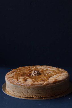 Siyah bir zemin üzerine ceviz pasta