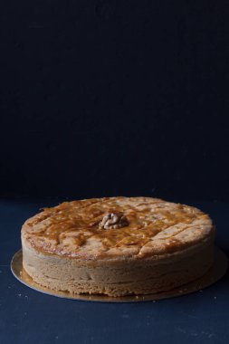 Siyah bir zemin üzerine ceviz pasta