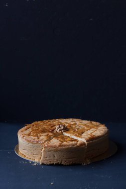 Siyah bir zemin üzerine ceviz pasta