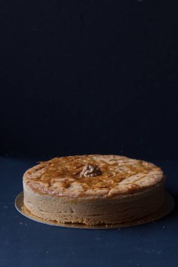 Siyah bir zemin üzerine ceviz pasta