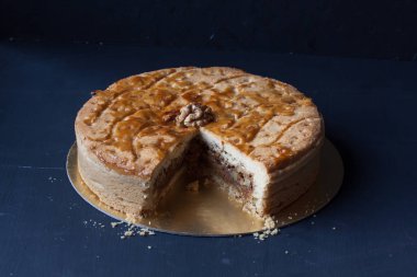 Siyah bir zemin üzerine ceviz pasta