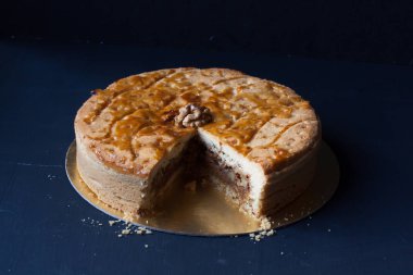 Siyah bir zemin üzerine ceviz pasta