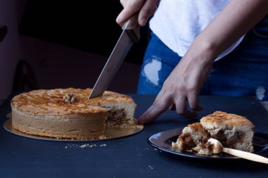 Siyah bir zemin üzerine ceviz pasta