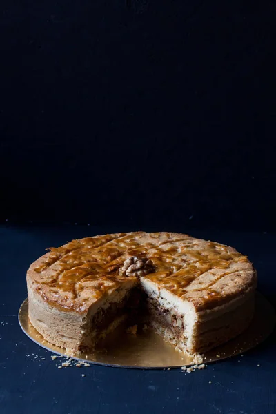 Ореховый пирог на черном фоне — стоковое фото