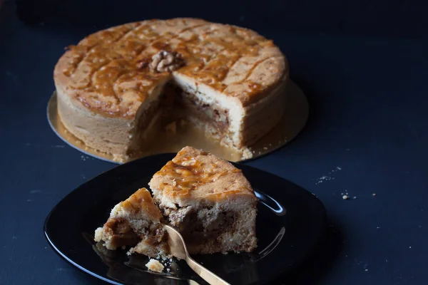 Walnusskuchen auf schwarzem Hintergrund — Stockfoto