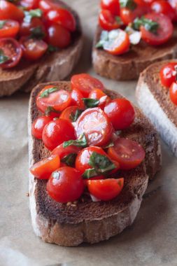 domates bruchetta dilimleri