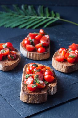 domates bruchetta dilimleri