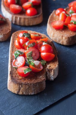 domates bruchetta dilimleri