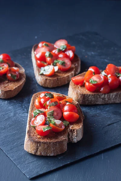 Tomaat bruchetta segmenten — Stockfoto