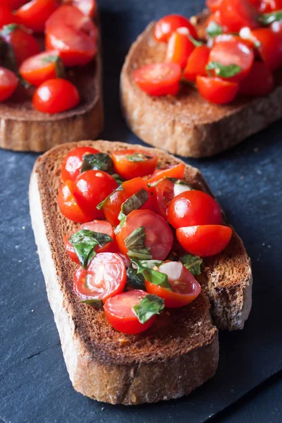 Порезы томатной бручетты — стоковое фото