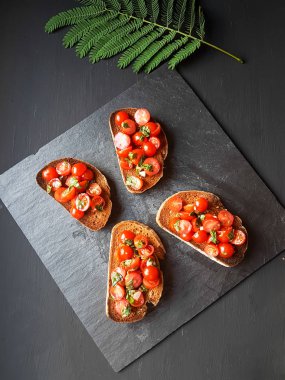 domates bruchetta dilimleri