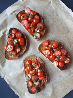 domates bruchetta dilimleri