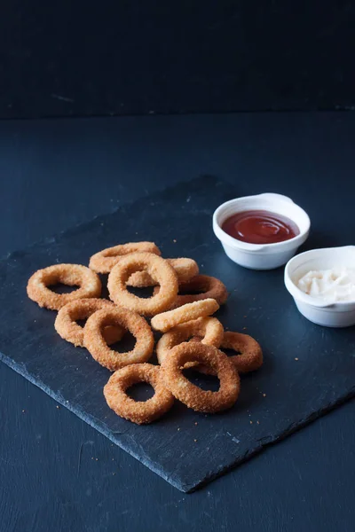 Anillos de cebolla con mayonesa y ketchup —  Fotos de Stock