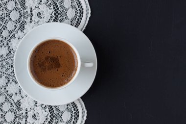 Dantel ve siyah arka plan üzerine Türk kahvesi