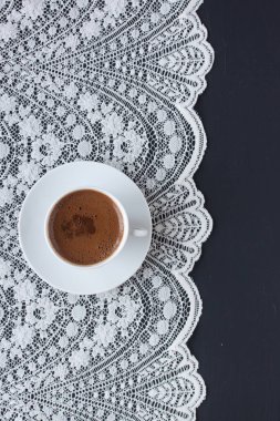Dantel ve siyah arka plan üzerine Türk kahvesi