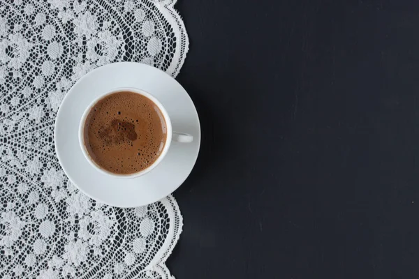 Турецкий кофе на кружеве и черном фоне — стоковое фото