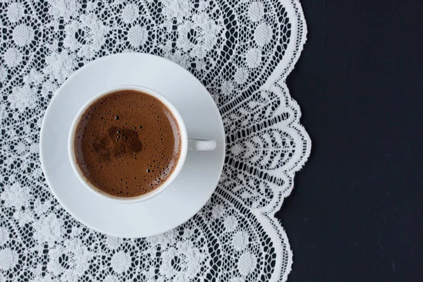Dantel ve siyah arka plan üzerine Türk kahvesi — Stok fotoğraf