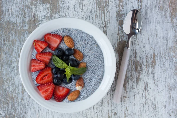 Pudim de chia com frutas frescas e amêndoa — Fotografia de Stock