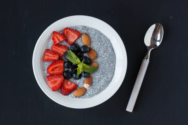 Pudim de chia com frutas frescas e amêndoa — Fotografia de Stock