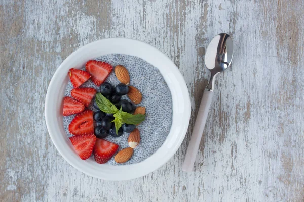 Pudim de chia com frutas frescas e amêndoa — Fotografia de Stock