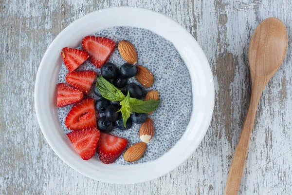 Pudim de chia com frutas frescas e amêndoa — Fotografia de Stock