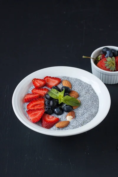 Pudim de chia com frutas frescas e amêndoa — Fotografia de Stock