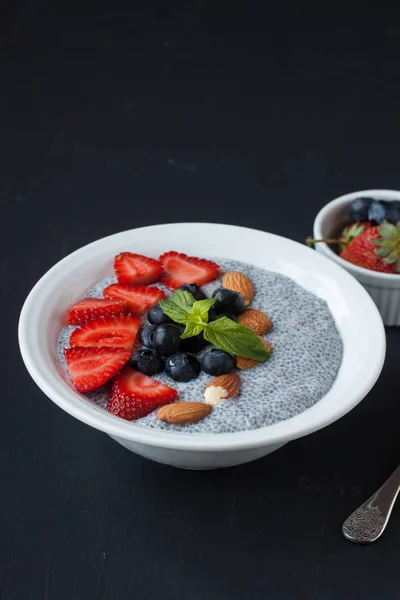 Pudim de chia com frutas frescas e amêndoa — Fotografia de Stock