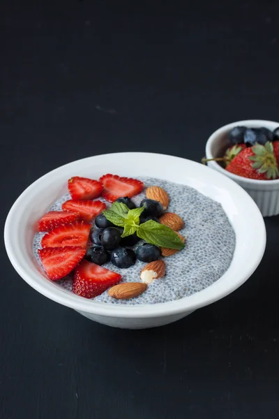 Pudim de chia com frutas frescas e amêndoa — Fotografia de Stock