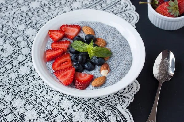 Pudim de chia com frutas frescas e amêndoa — Fotografia de Stock