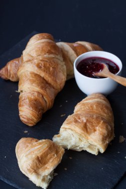 kruvasan ve Ahududu reçeli