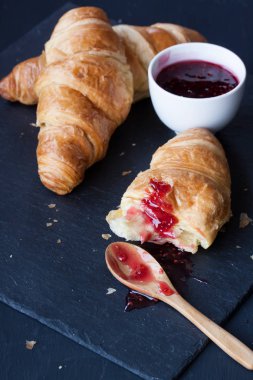 kruvasan ve Ahududu reçeli