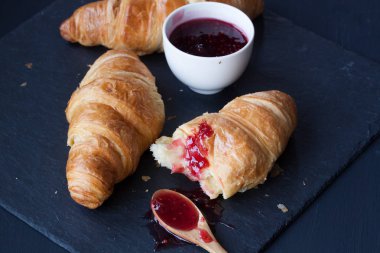 kruvasan ve Ahududu reçeli